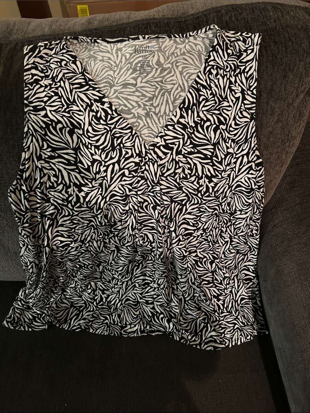 croft & barrow Black and White V-Neck Printed Sleeveless Camisole